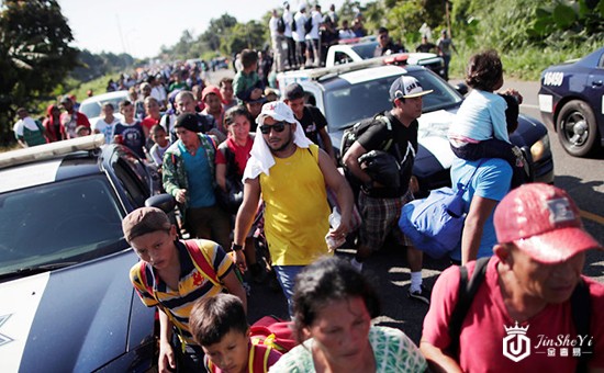 移民疯狂逼近特朗普紧急甩锅 中期选举前美国两党斗争激