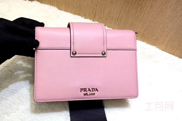 高价回收包包无奈被搁浅 普拉达舌头包回收只值零头