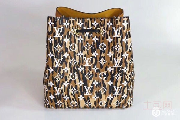 LV丛林水桶包擦肩回收二手奢侈包保价 二手出价格难如意