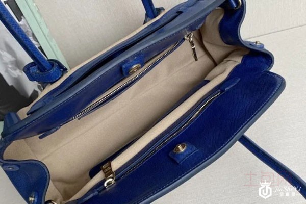 普拉达蓝色皮革帆布包包回收几折 想价高可千万别忽略了它