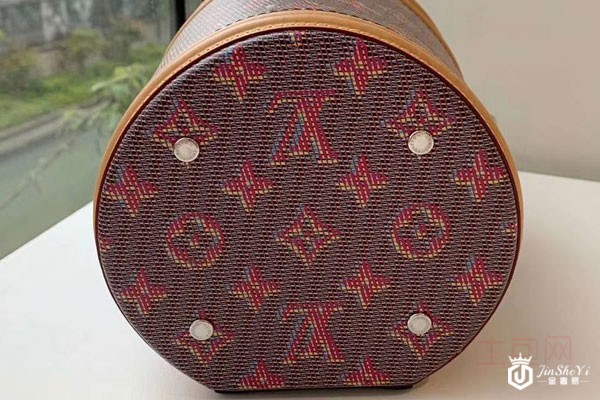 LV圆筒包包回收多少钱引发热议 商家：行情好到飞起