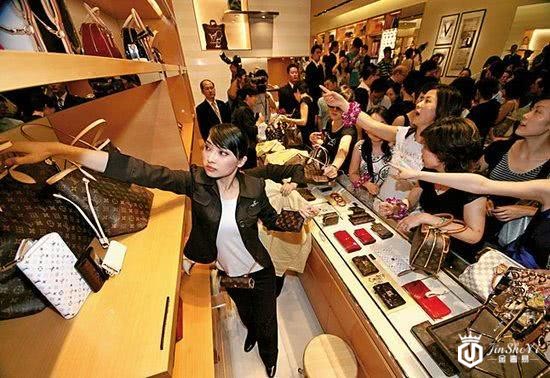 1天赚1个亿，中国首个奢侈品悄然诞生，市值一度追赶上LV母公司