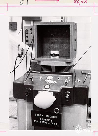 欧米茄 (OMEGA)纪念人类首次登月金色50周年