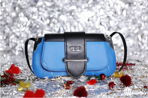 Prada推出2018假日包袋系列