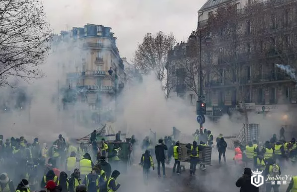 巴黎发生罕见骚乱 Chanel、Dior等奢侈品商店被砸