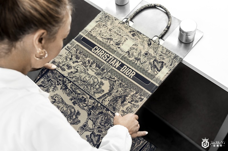 迪奥倾情呈现茹伊印花Book Tote手袋