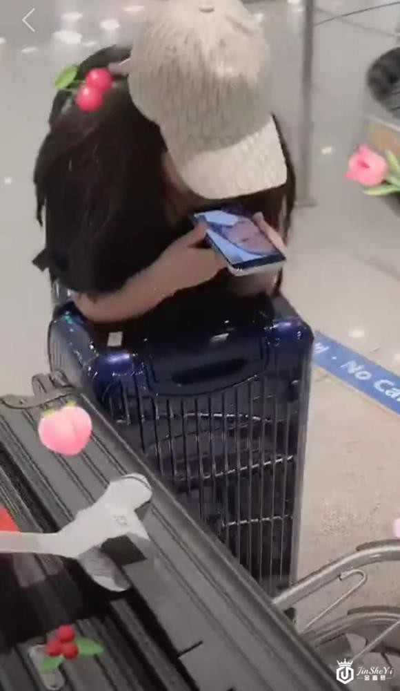 李湘携女儿出国旅游 王诗龄全身奢侈品帽子包包价值过万