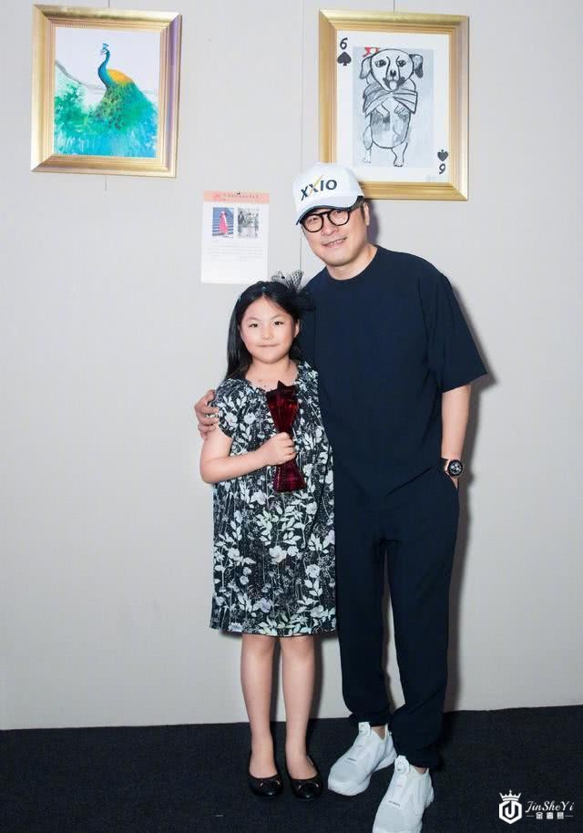 李湘携女儿出国旅游 王诗龄全身奢侈品帽子包包价值过万