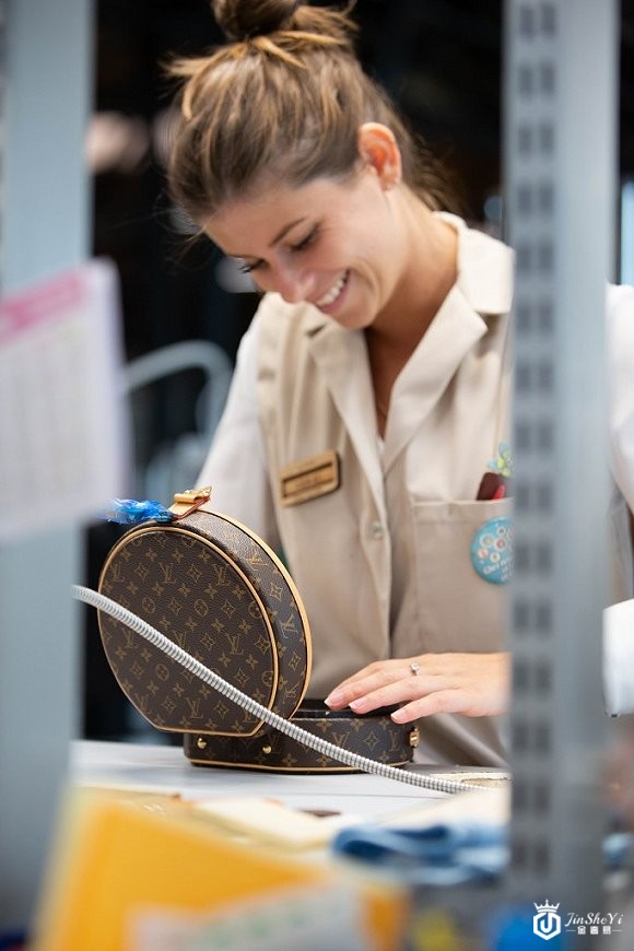 为应对亚洲奢侈品市场井喷，LV计划在法国新增1500个制造岗位