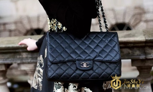 Chanel（香奈儿）收购西班牙皮革厂Colomer Leather