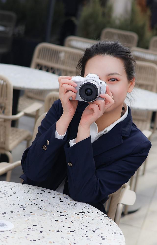 佳能白色微单相机 EOS R50 套机 6388 元