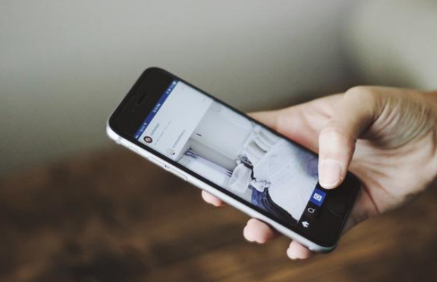 苹果手机死机屏幕一直亮着怎么办？找到原因轻松解决！