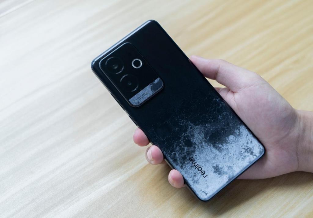  真我 gt7 pro 年底来袭！预计搭载骁龙 8 gen4 旗舰芯 