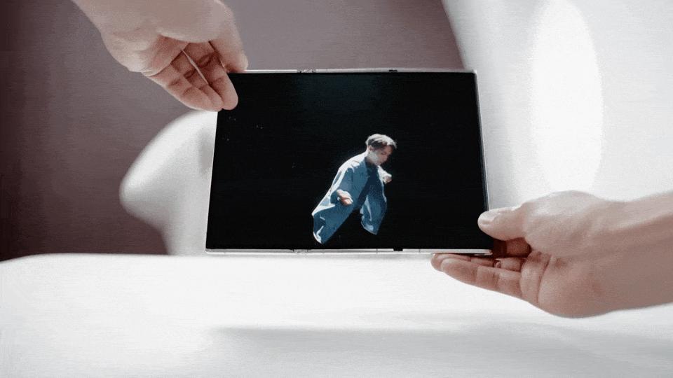  遥遥领先！世界首款三折叠屏手机正式公布！