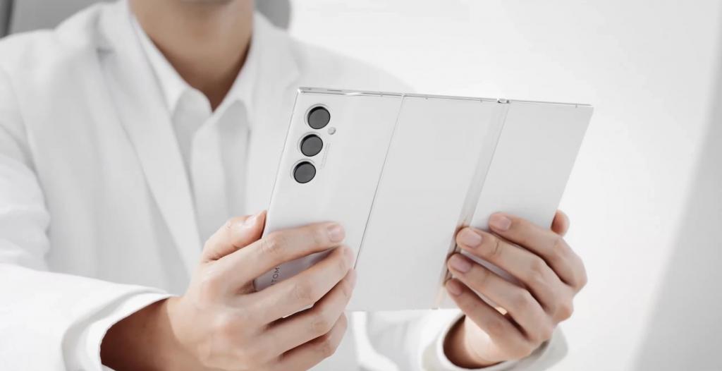  遥遥领先！世界首款三折叠屏手机正式公布！