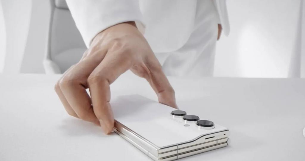  遥遥领先！世界首款三折叠屏手机正式公布！