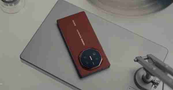 华为 Mate XT 非凡大师外观曝光 刘德华代言