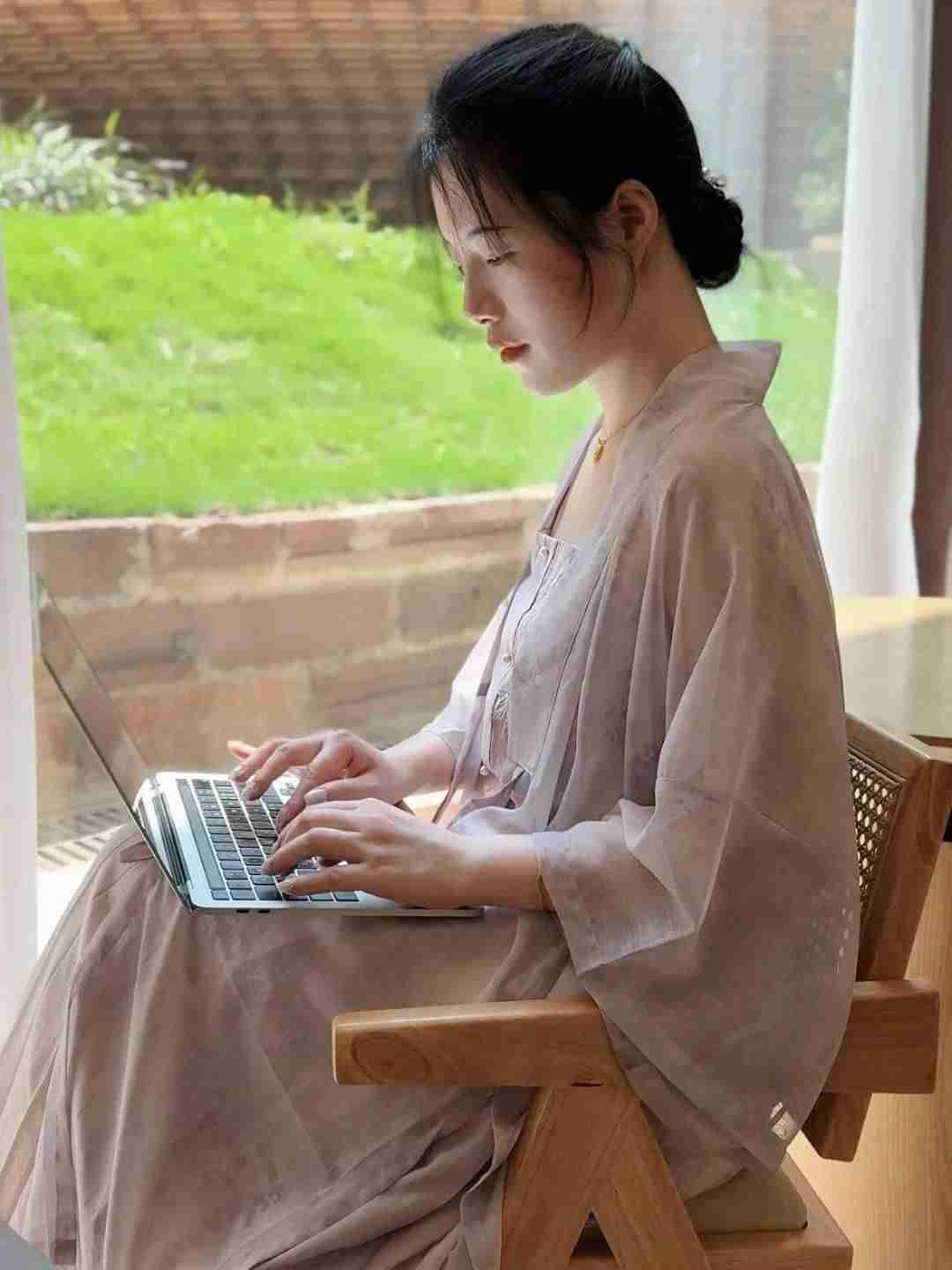 裸辞做小红书博主，如何从月入6k到单条广告1.2w?