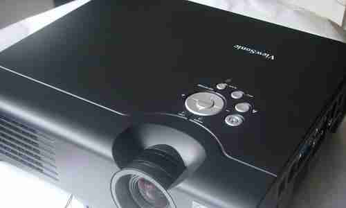 如何应对没有遥控器的老式投影仪（解决老式投影仪遥控器问题的简便方法）