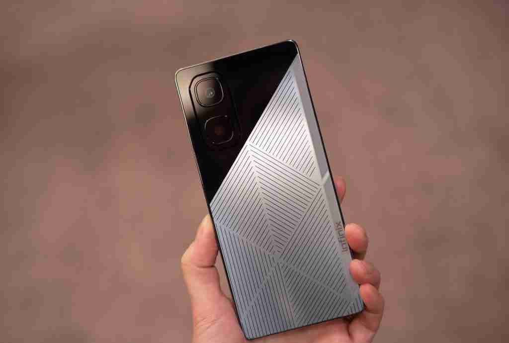 Infinix 在 MWC 上推出太阳能电池板手机，以后出门不用带充电器啦！