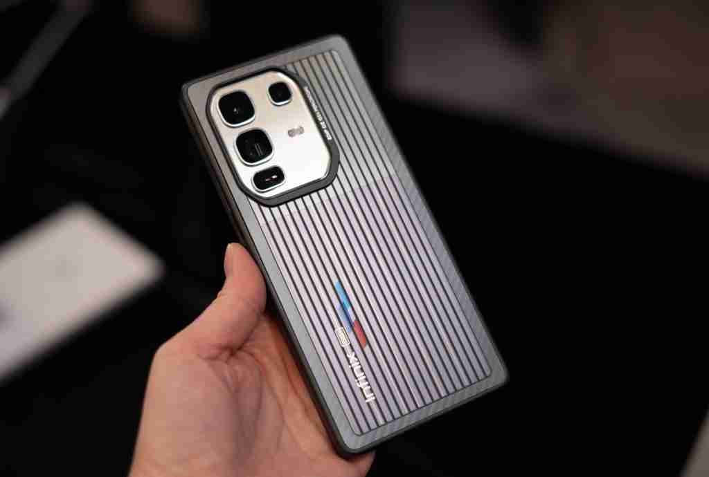 Infinix 在 MWC 上推出太阳能电池板手机，以后出门不用带充电器啦！