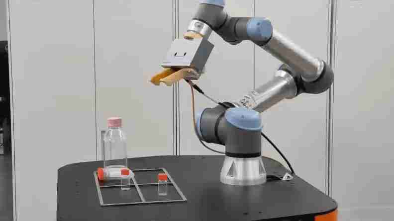  透明物体也能被机器人抓起来了，单目的那种 