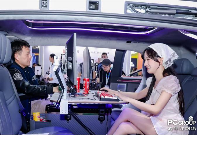 AWE 2025 揭幕日：爱攻电竞显示器重塑豪华 MPV，开启移动电竞新纪元！