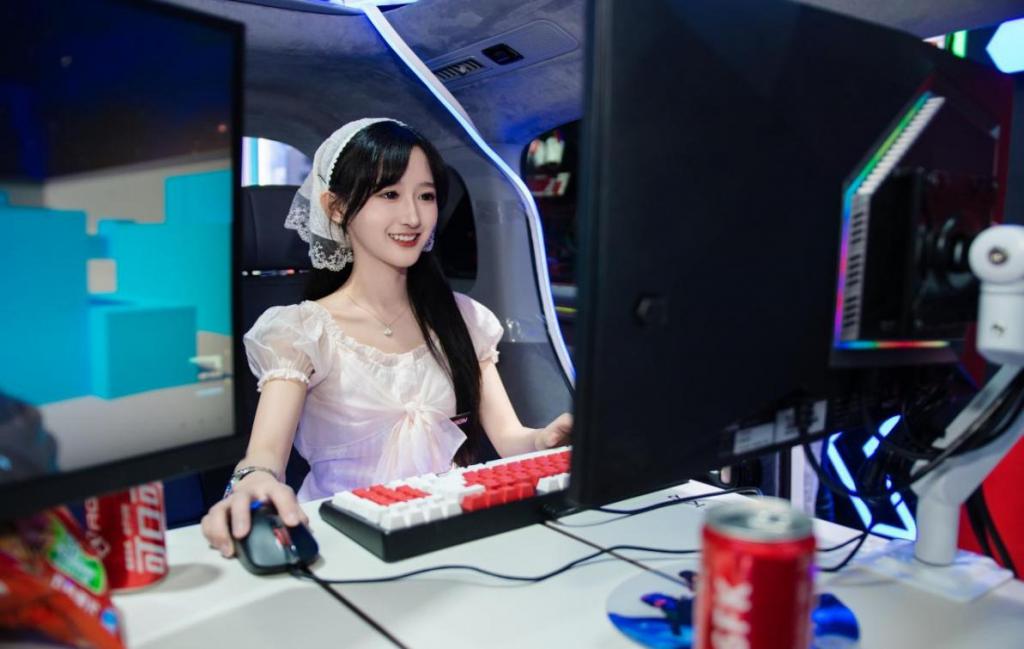 AWE 2025 揭幕日：爱攻电竞显示器重塑豪华 MPV，开启移动电竞新纪元！