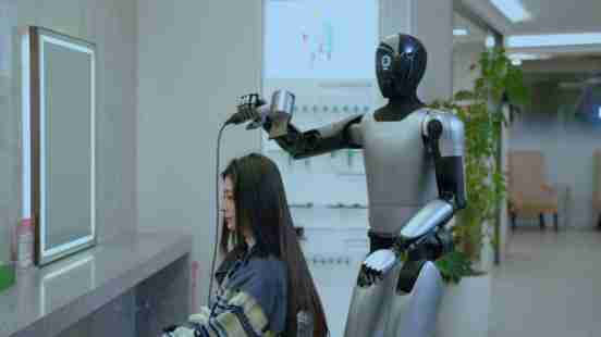  魔法原子发布端到端具身智能大模型，今年将量产 400 台人形机器人 