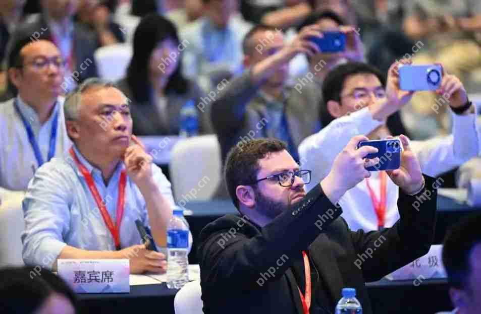 产业灯塔在光谷点亮，2025九峰山论坛开幕，全球化合物半导体行业龙头悉数到场