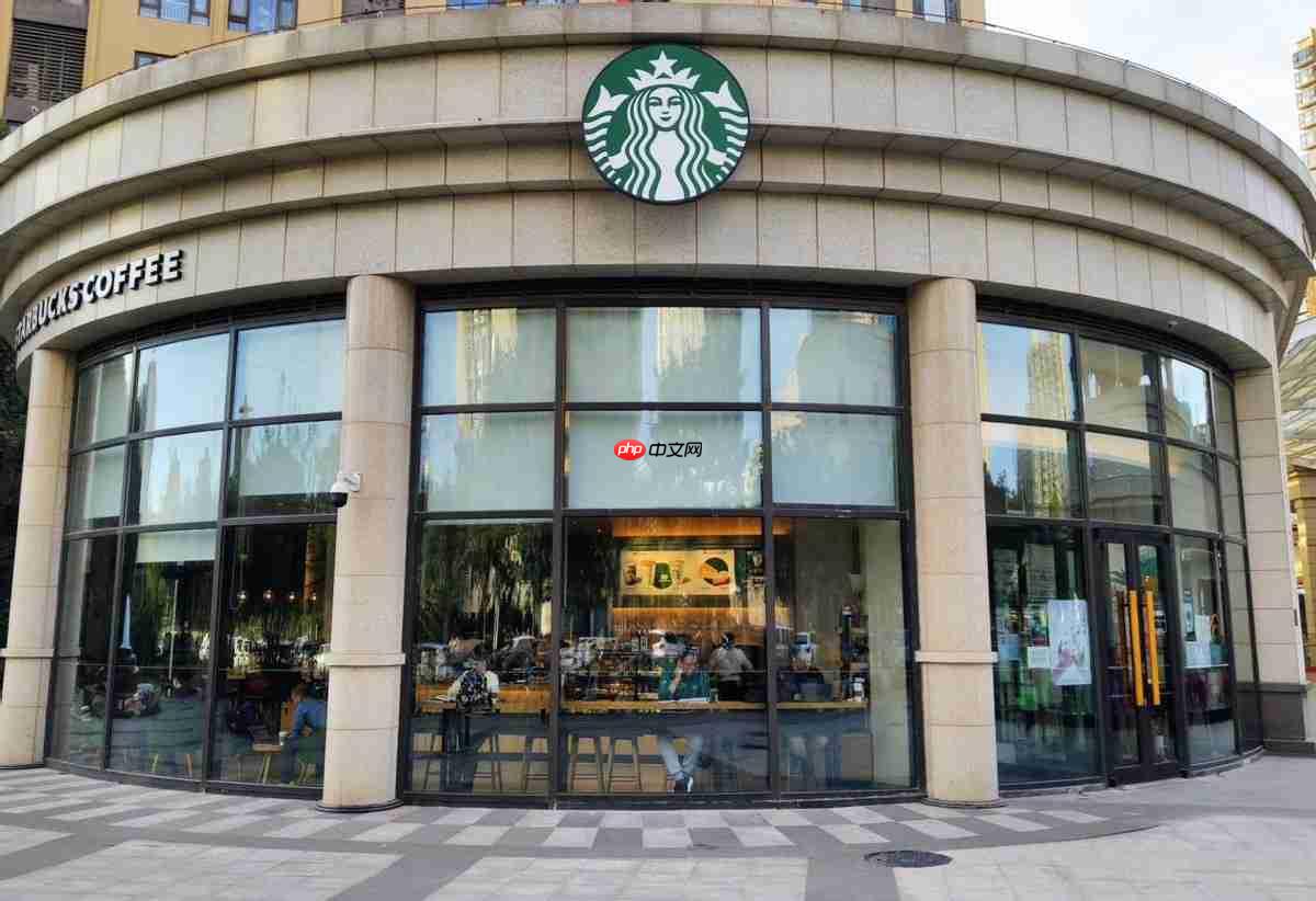 星巴克和蜜雪冰城们互相“偷家”？