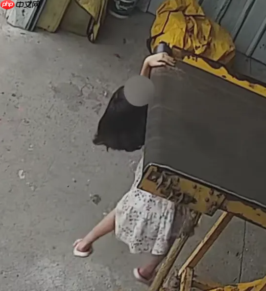 10岁小女孩快递站玩耍 手臂被卷入传送带 整个身体悬空