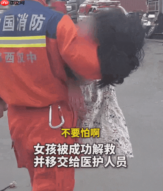 10岁小女孩快递站玩耍 手臂被卷入传送带 整个身体悬空