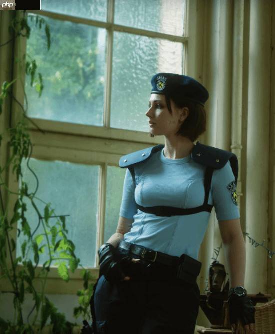 《生化危机》吉尔小姐姐COS：幽暗窗户还原诡谲氛围