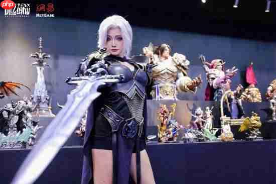 暴雪CJ展台超长雕像墙返图 更有多位美女Coser!