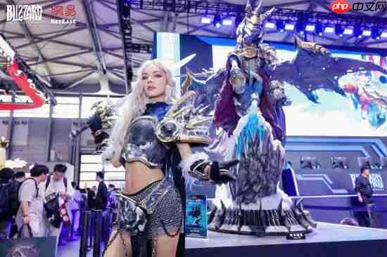 暴雪CJ展台超长雕像墙返图 更有多位美女Coser!