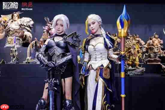 暴雪CJ展台超长雕像墙返图 更有多位美女Coser!