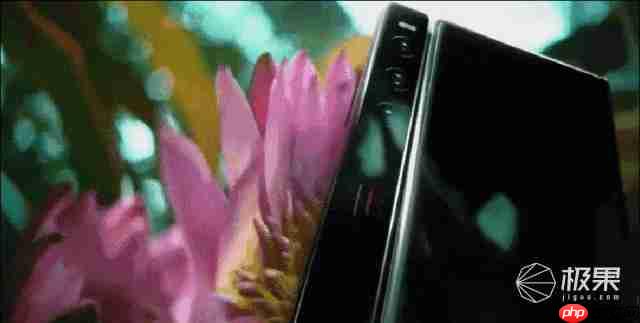  华为三折叠屏新机又放大招！带外折薄过直板机、主摄自拍 + 手势切屏体验拉满 .