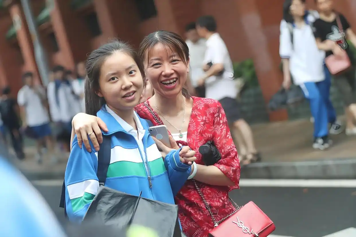 “神兽归笼！”开学日家长开心到失去表情管理，笑容完全藏不住 - 创想鸟