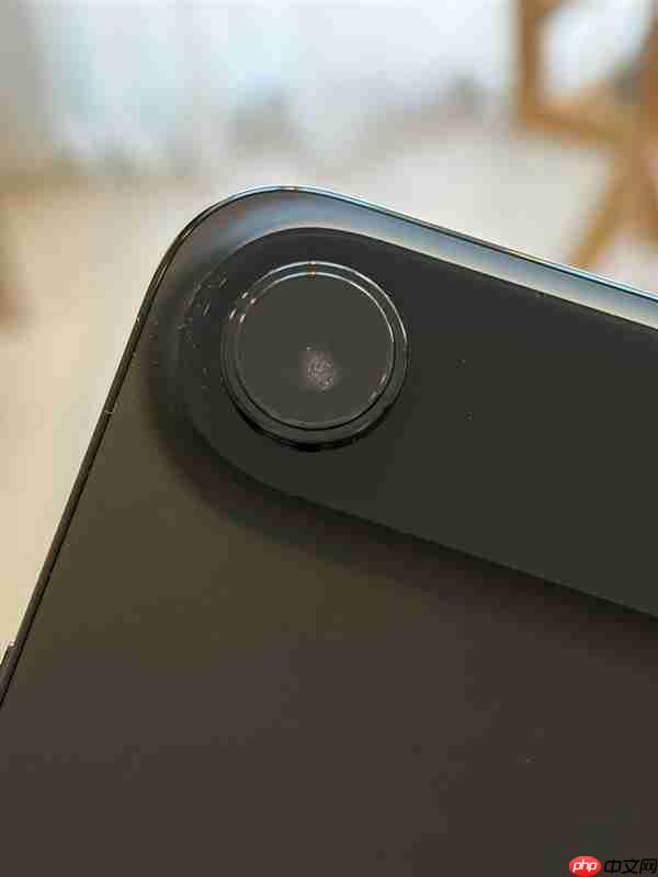iPhone Air到手仅一天就翻车：镜头内出现水雾