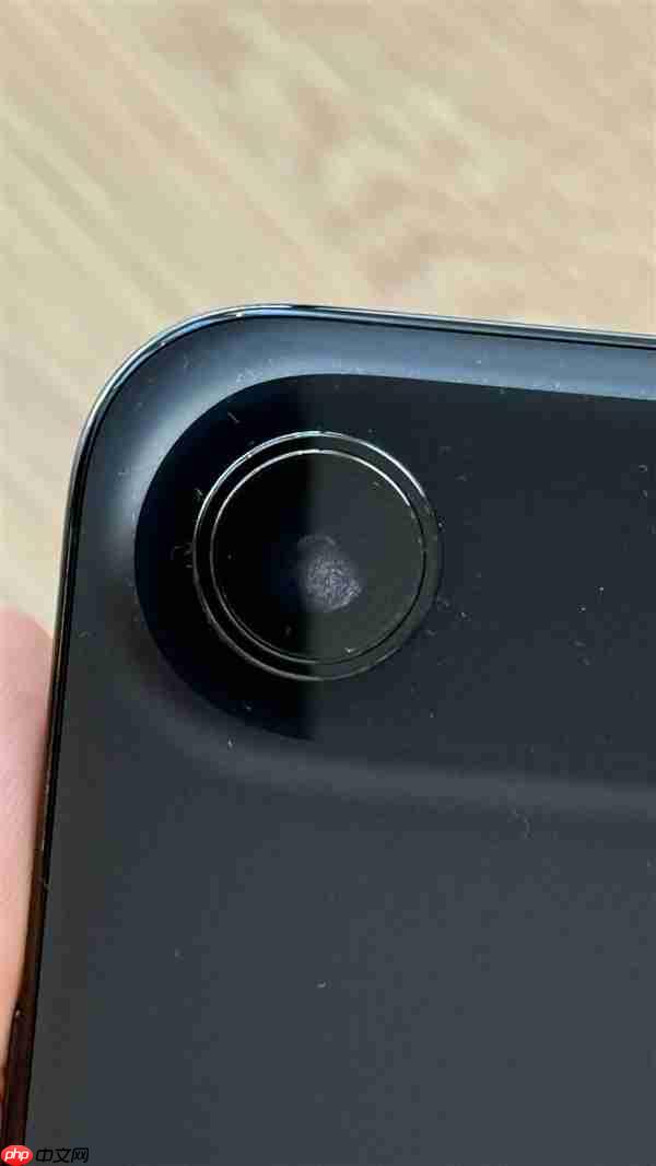 iPhone Air到手仅一天就翻车：镜头内出现水雾