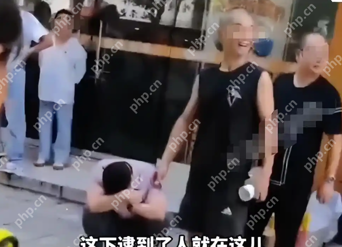 四川绵竹一男子公厕内偷拍女性被抓现行，路人合力将其按倒 - 创想鸟