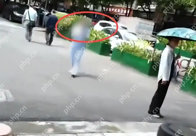 四川绵竹一男子公厕内偷拍女性被抓现行，路人合力将其按倒 - 创想鸟