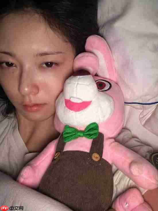 《寂静岭f》脸模晒新照！怀抱玩偶素颜清纯