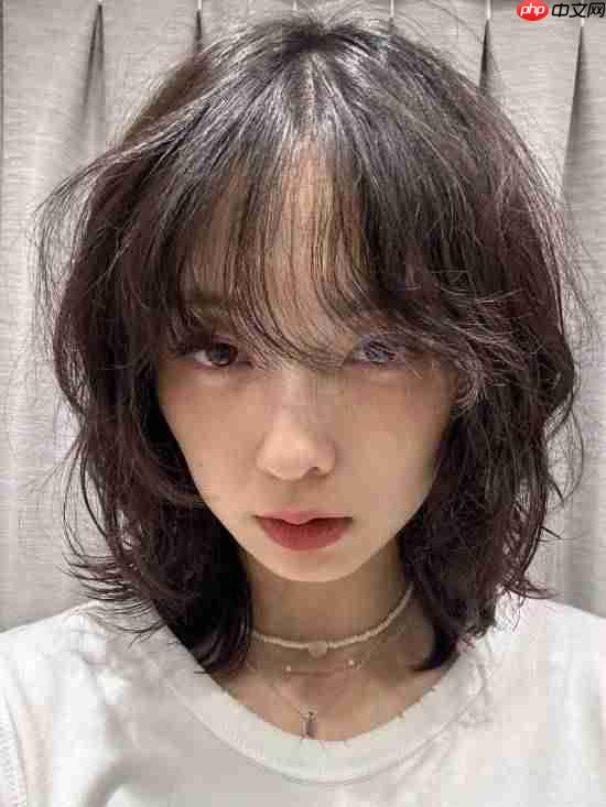 《寂静岭f》脸模晒新照！怀抱玩偶素颜清纯