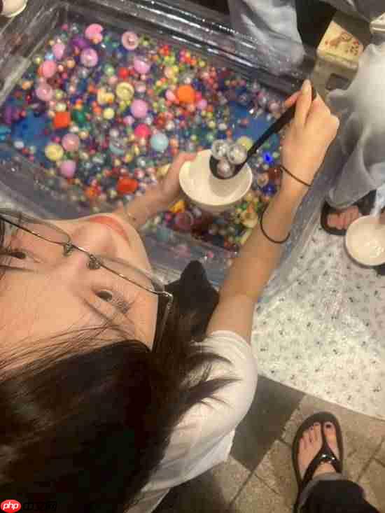 《寂静岭f》脸模晒新照！怀抱玩偶素颜清纯