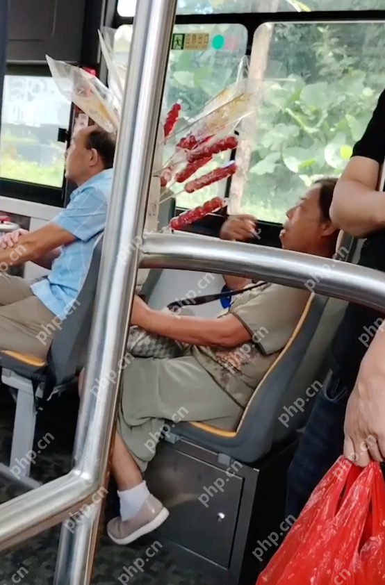 女子蘸口水品尝在售糖葫芦 网友：以一己之力毁了糖葫芦流动摊行业 - 创想鸟