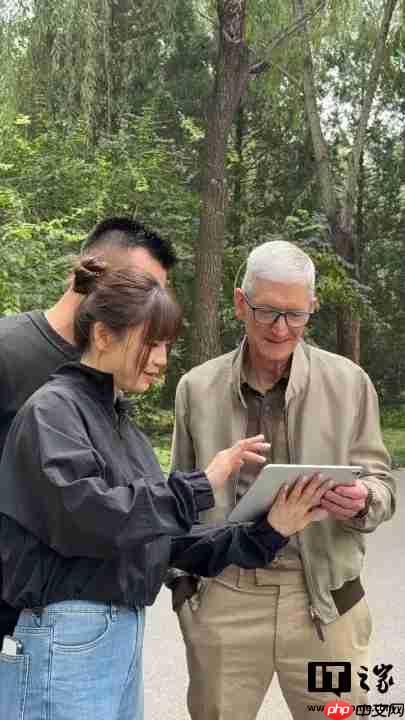 苹果 CEO 库克现身北京，同开发者散步聊天