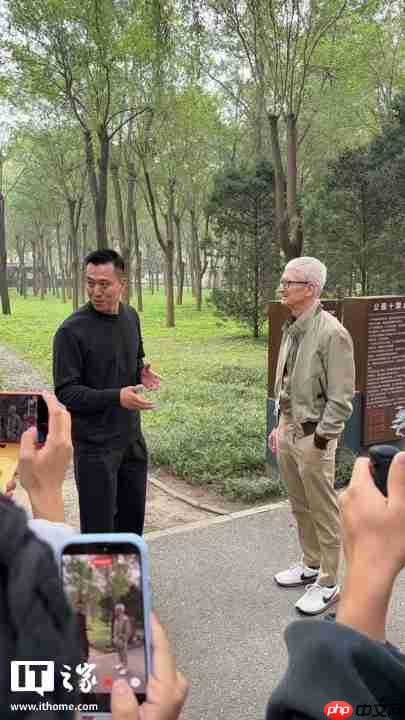 苹果 CEO 库克现身北京，同开发者散步聊天