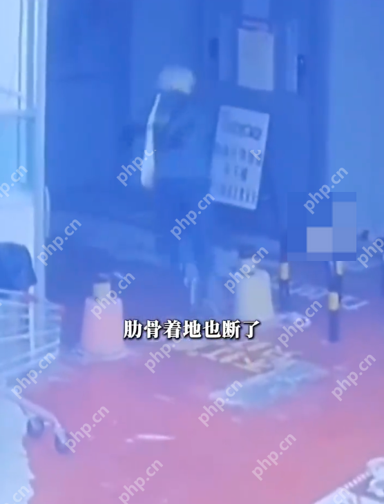 8旬阿婆被超市门口铁链绊倒摔断肋骨 超市负责人：警示牌被人挪开了 - 创想鸟